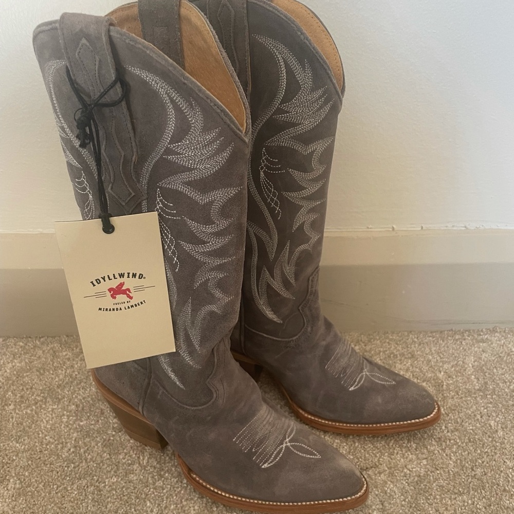 NWT, Grey Idyllwind cowboy boots in size 6.